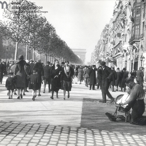 Champs Elysees (still with cobblestones) - 1932