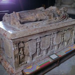 1280px-Table_tomb_in_St_Helen\'s_Church,_Ashby-de-la-Zouch.jpg